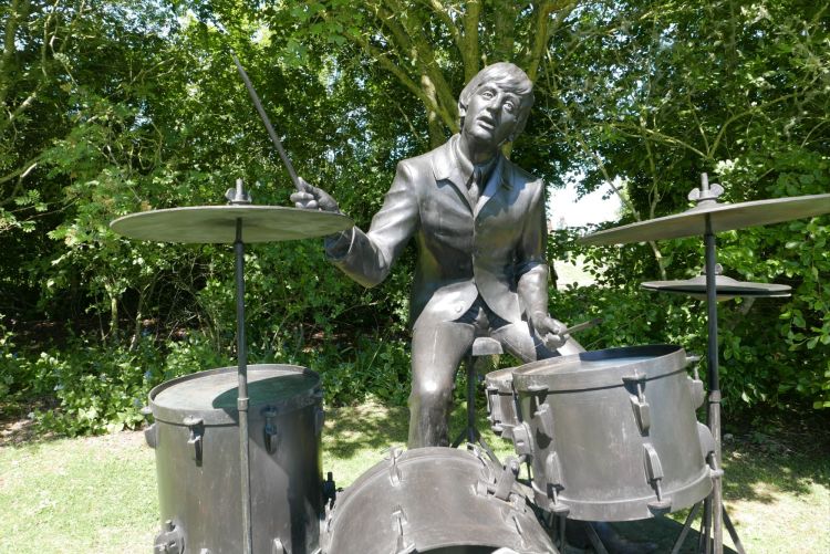 Bronze Ringo Starr in The Garden of Heroes and Villains, Dorsington, Warwickshire